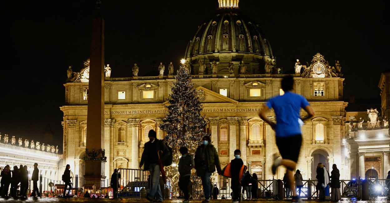 St. Peter's Square People gather in St. Peter's Square ahead of Christmas Eve mass celebrated by Pope Francis at the Vatican, December 24, 2021. Photo: Reuters/Guglielmo Mangiapane