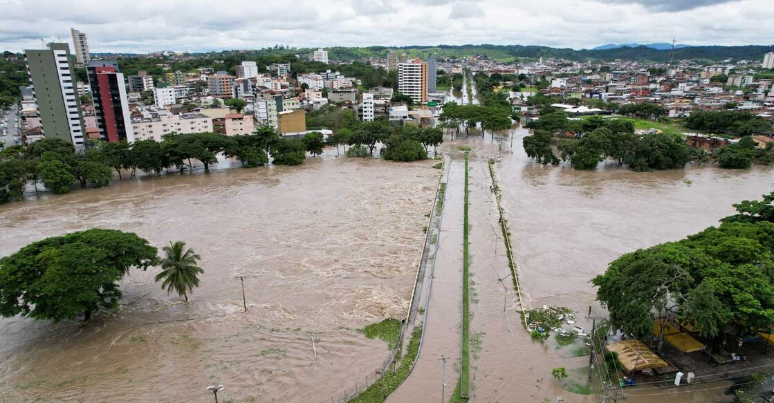 An aerial view shows a neighbourhood during flooding caused by the overflowing Cachoeira river in Itabuna, Bahia state, Brazil, December 26, 2021. Picture taken with a drone. Photo: REUTERS/Leonardo Benassatto