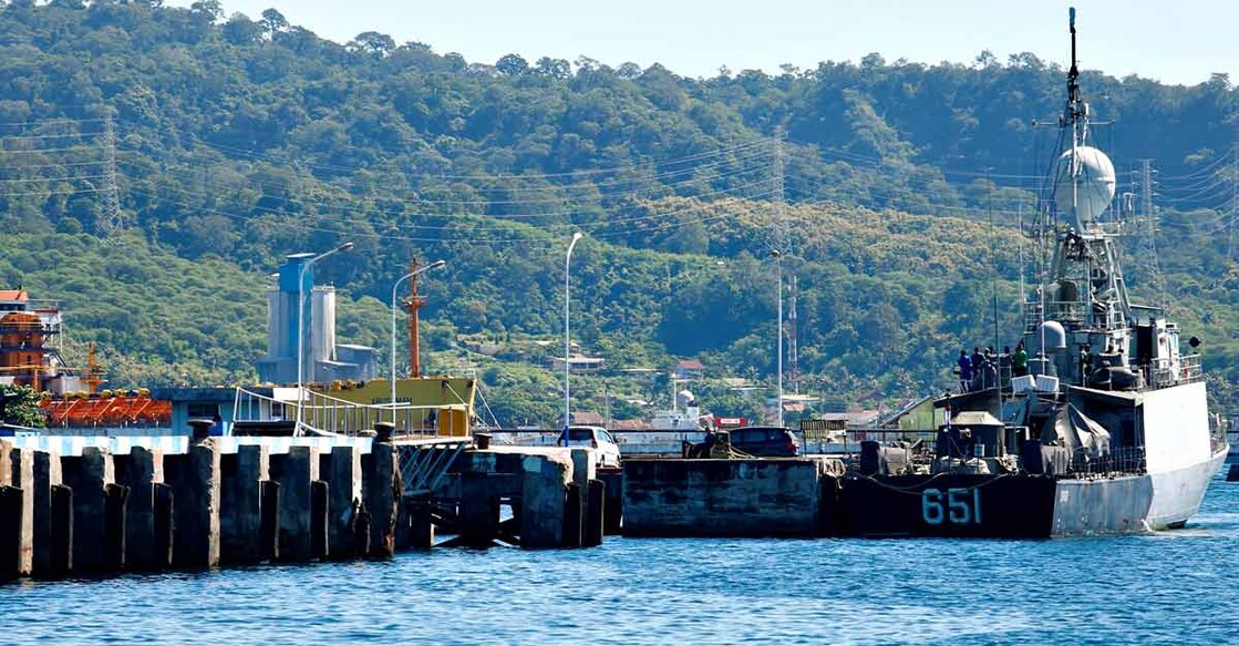 Indonesian submarine missing with 53 aboard might run out of oxygen soon, US joins search
