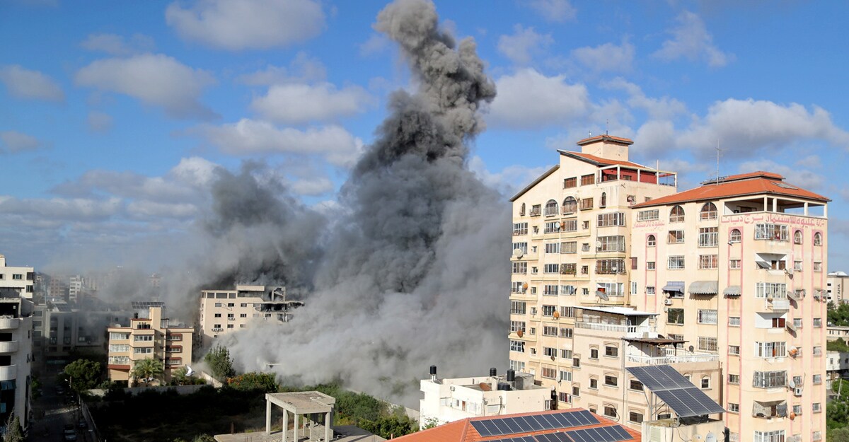 ISRAEL-PALESTINIANS-USA-MILITARY Smoke rises following an Israeli air strike, amid a flare-up of Israeli-Palestinian fighting, in Gaza City May 17, 2021. Photo: REUTERS