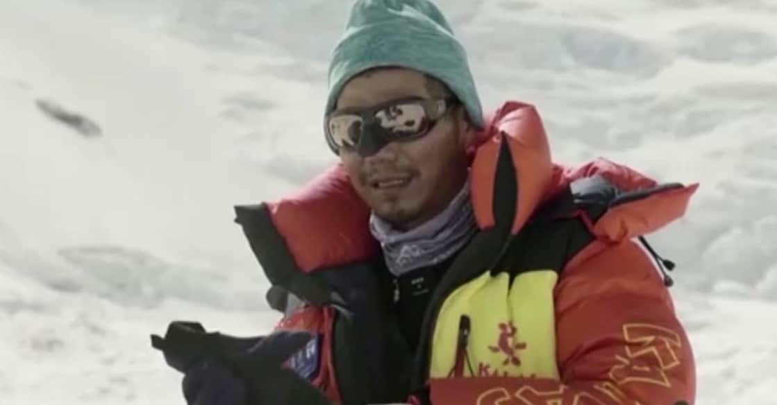 First blind Chinese mountaineer climbs Mount Everest
