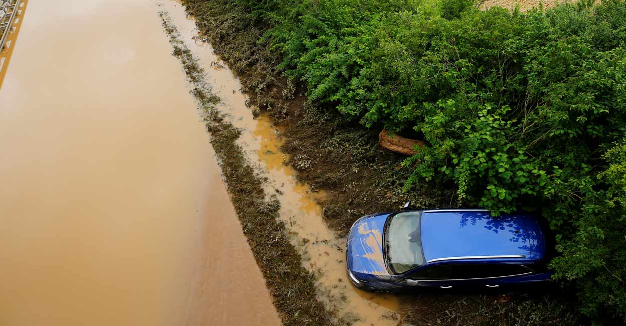 Europe flood Damaged cars lie on a flooded street following heavy rainfalls in Erftstadt, Germany, July 16, 2021. Photo: REUTERS/Thilo Schmuelgen