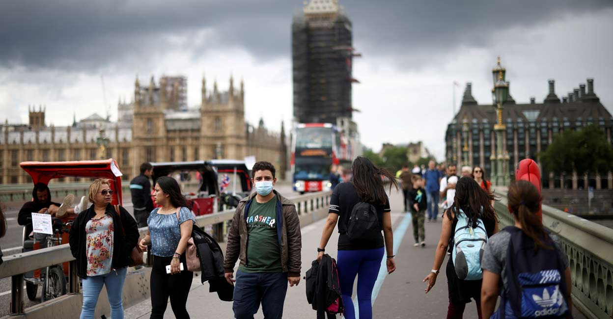 People, some wearing protective face masks, walk over Westminster Bridge, amid the coronavirus disease (COVID-19) pandemic, in London, Britain, July 4, 2021. Reuters/Henry Nicholls/File Photo