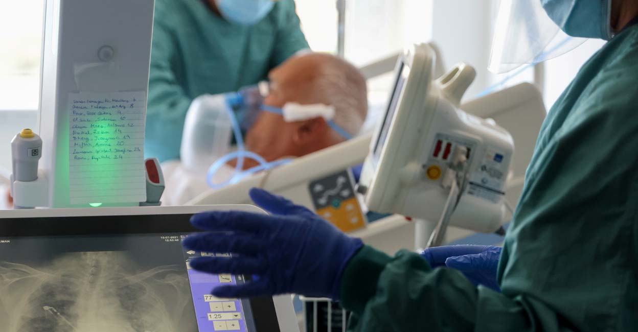 COVID Hospital staff do an X-ray of the lung of a patient suffering from the coronavirus disease (COVID-19) at Hospital del Mar, where an additional ward has been opened to deal with an increase in coronavirus patients in Barcelona, Spain July 15, 2021. Reuters/Nacho Doce/File Photo