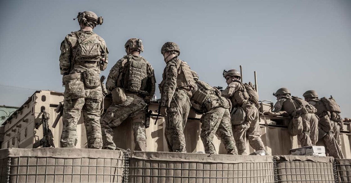 US service members assist with security at an Evacuation Control Check Point (ECC) during an evacuation at Hamid Karzai International Airport, Kabul, Afghanistan, August 26, 2021. Photo: US Marine Corps/Staff Sgt. Victor Mancilla/Handout via REUTERS