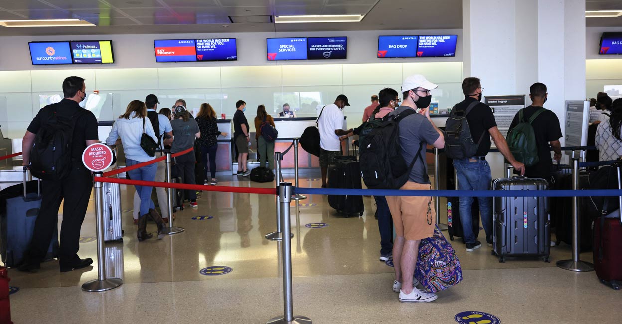 Newark People wait in line to check-in for their flights in Terminal B at Newark Liberty Airport on September 02, 2021 in Newark, New Jersey. Photo: Michael M. Santiago/Getty Images/AFP