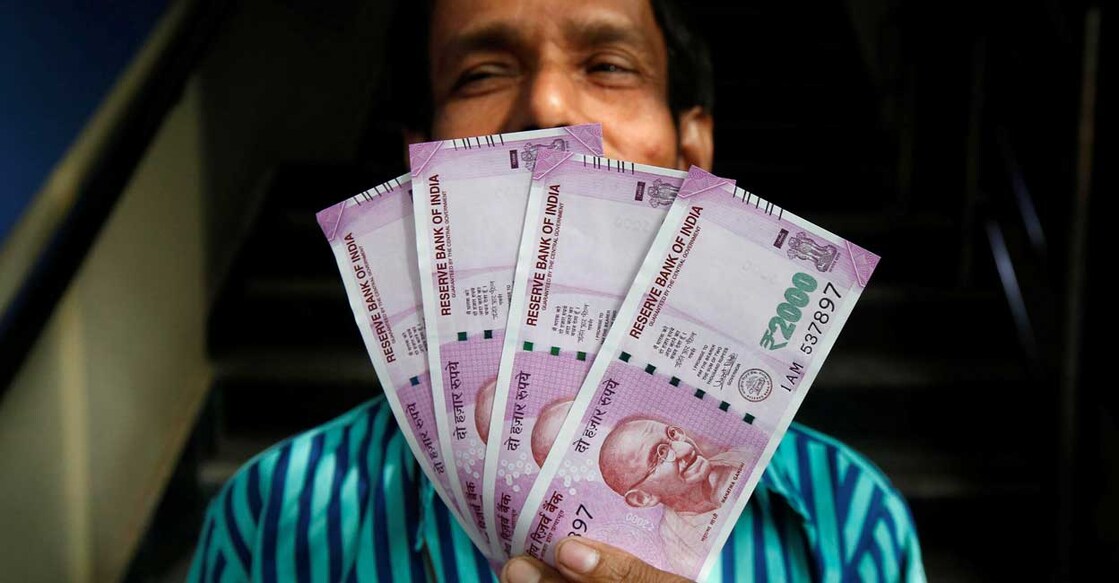 A man displays new 2000 Indian rupee banknotes after withdrawing them from a State Bank of India (SBI) branch in Kolkata, India, November 10, 2016. Reuters/Rupak De Chowdhuri/Files