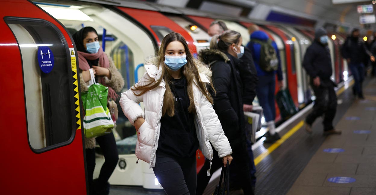 People leave a train at the Victoria tube station amid the coronavirus disease (COVID-19) outbreak, in London, Britain January 12, 2021. Photo: REUTERS/Henry Nicholls