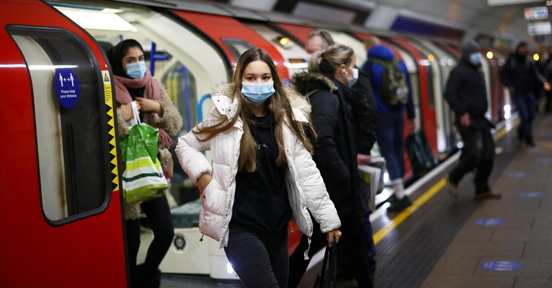 People leave a train at the Victoria tube station amid the coronavirus disease (COVID-19) outbreak, in London, Britain January 12, 2021. Photo: REUTERS/Henry Nicholls