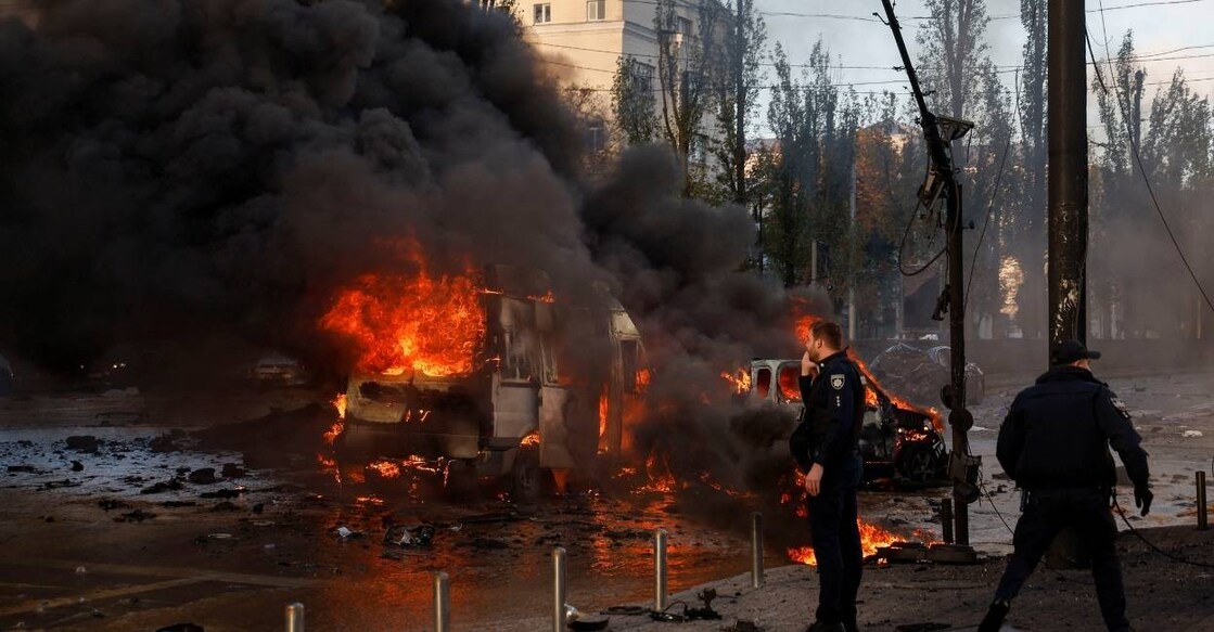 kyiv-ukraine Cars are seen on fire after Russian missile strikes, as Russia's attack continues, in Kyiv, Ukraine October 10, 2022. Photo: Reuters/Valentyn Ogirenko