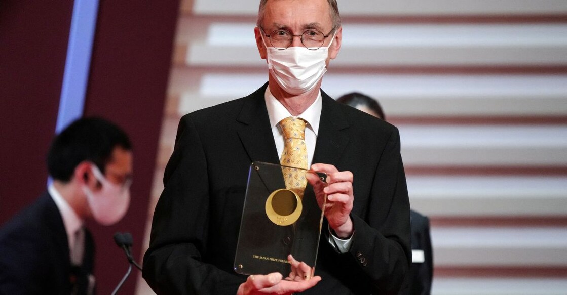 Swedish geneticist Svante Paabo poses with his trophy during the Japan Prize presentation ceremony in Tokyo, Japan April 13, 2022. Photo: Reuters