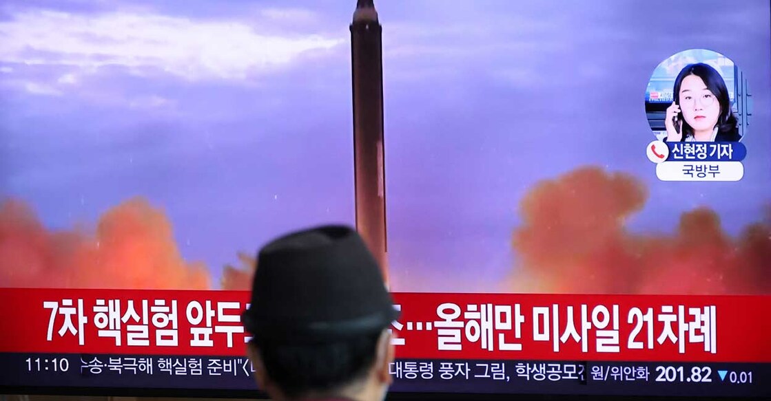 A man watches a TV broadcasting a news report on North Korea firing a ballistic missile over Japan, at a railway station in Seoul, South Korea, October 4, 2022. Photo: REUTERS/Kim Hong-Ji