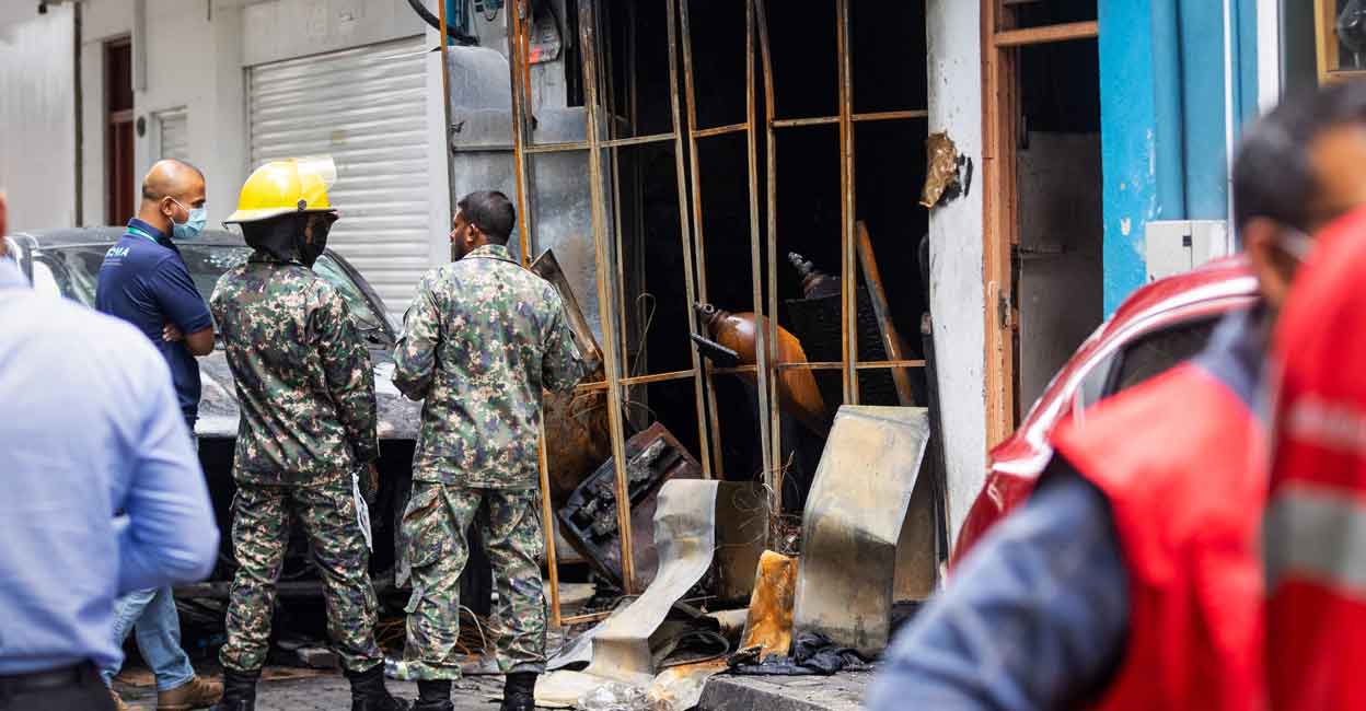 MALDIVES-FIRE-INDIA-BANGLADESH-SRI LANKA-NEPAL Firefighters and emergency personnel stand outside a building after a major fire swept through cramped living quarters of foreign workers in the Maldives capital Male on November 10, 2022. Photo: Abdulla IYAAN / AFP