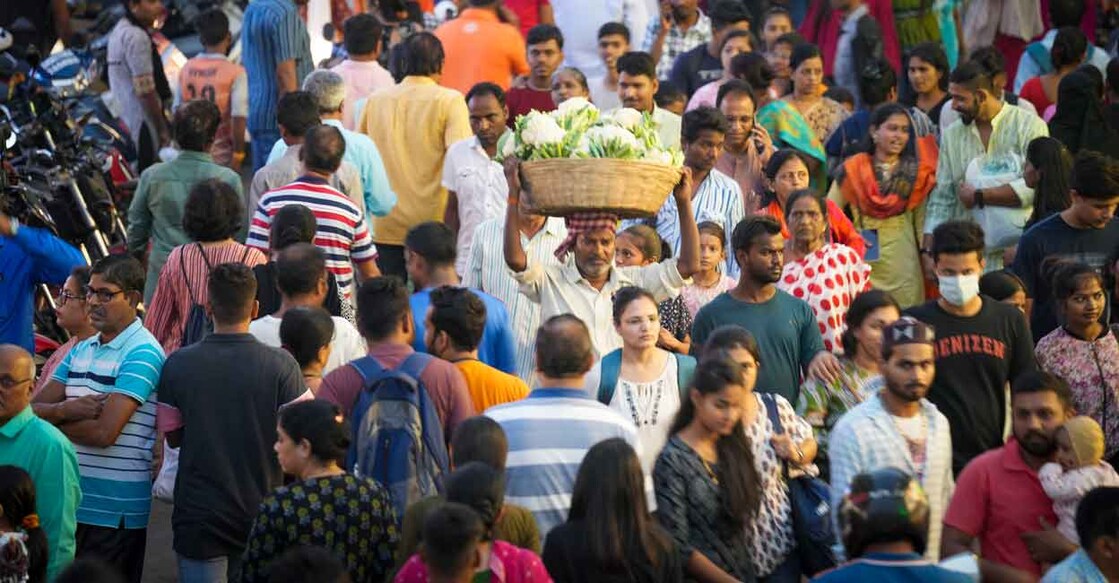 A crowded market outside Dadar railway station in Mumbai, Sunday, Nov. 13, 2022. Photo: PTI