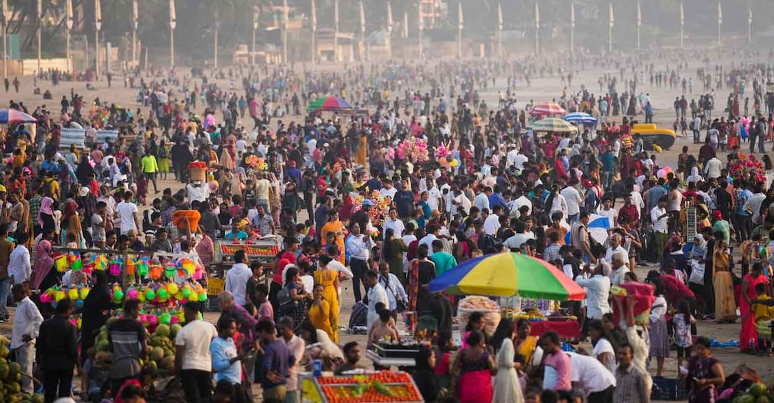 People visit Juhu Beach in Mumbai, Sunday, Nov. 13, 2022. Photo: PTI