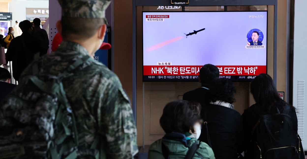 NORTHKOREA-MISSILES People watch a TV broadcasting a news report on North Korea firing three ballistic missiles into the sea, in Seoul, South Korea, November 2, 2022. Yonhap via REUTERS