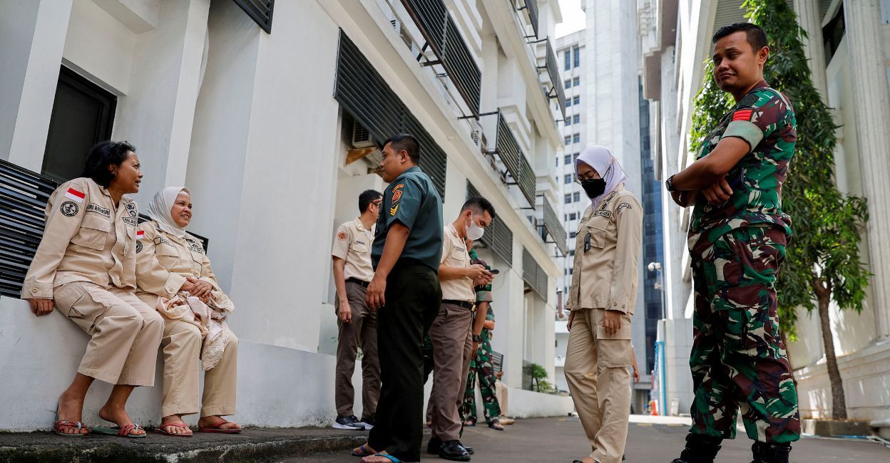 earthquake-java People gather outside Indonesia's Defense Ministry buildings following an earthquake in Jakarta, Indonesia, November 21, 2022. Photo: Reuters