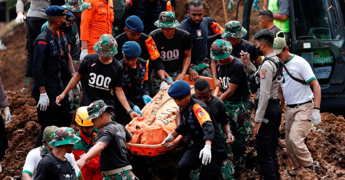 cianjur-quake Rescue members carry a victim's body from the site of a landslide caused by the earthquake in Cugenang, Cianjur, West Java province, Indonesia, November 22, 2022. Photo: Reuters/Ajeng Dinar Ulfiana