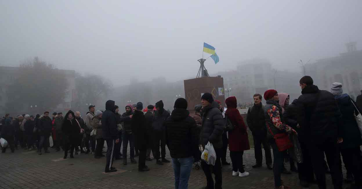 Ukaine People wait in line to buy SIM cards in the central square after Russia's military retreat from Kherson, Ukraine November 21, 2022. Photo: REUTERS/Murad Sezer