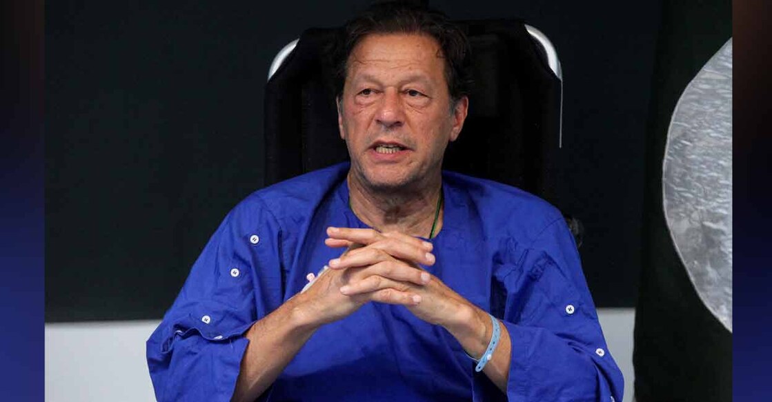 Former Pakistan Prime Minister Imran Khan addresses a news conference after he was wounded following a shooting incident during a long march in Wazirabad, at the Shaukat Khanum Memorial Cancer Hospital & Research Centre in Lahore. Photo: Reuters/ Mohsin Raza