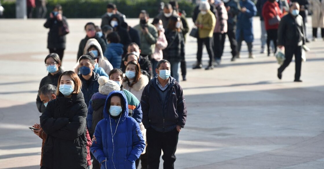 Residents line up outside a pharmacy to buy antigen testing kits for the coronavirus disease (COVID-19), in Nanjing, Jiangsu province, China December 15, 2022. Photo: China Daily via Reuters. 