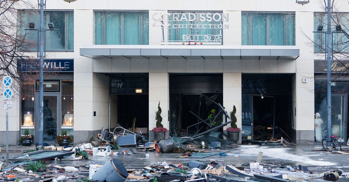 A general view of a street outside a hotel after a leak of the AquaDom aquarium in central Berlin near Alexanderplatz, Germany | Photo: REUTERS/Michele Tantussi