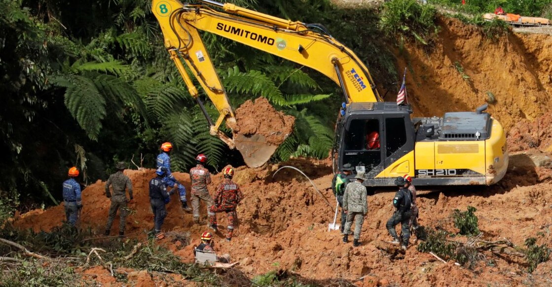 Rescuers work during a rescue and evacuation operation following a landslide at a campsite in Batang Kali, Selangor, Malaysia, December 17, 2022. Photo: Reuters/Hasnoor Hussain
