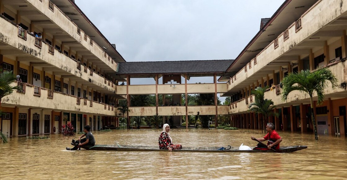 Residents are rescued by a boat from the flood relief centre as the flood water rise and partially submerged the building at Dungun, Terengganu, Malaysia, December 21, 2022. Photo: Reuters