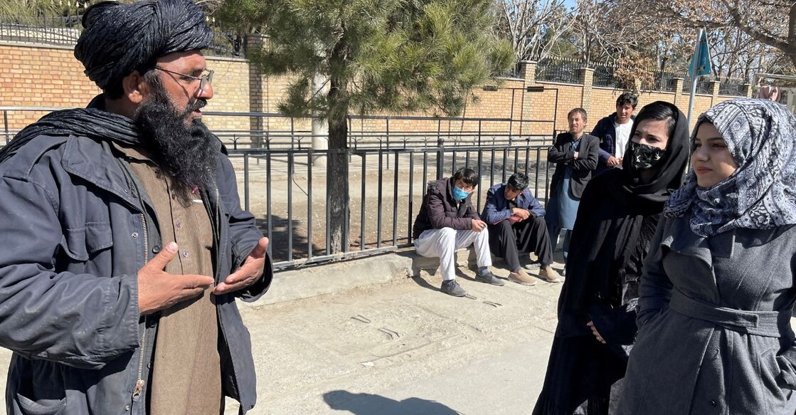 A member of Taliban speaks with female students outside the Kabul Education University in Kabul, Afghanistan, February 26, 2022. Photo: Reuters
