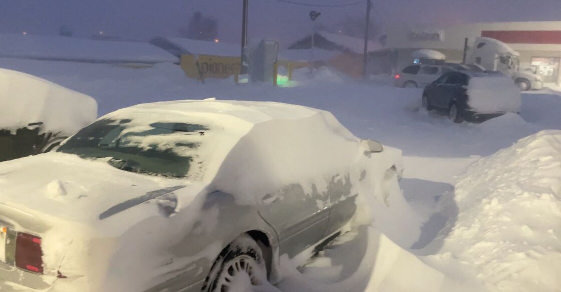 Vehicles are covered by snow in Murdo, South Dakota, US, December 16, 2022, in this screen grab taken from a social media video. Photo: Reuters