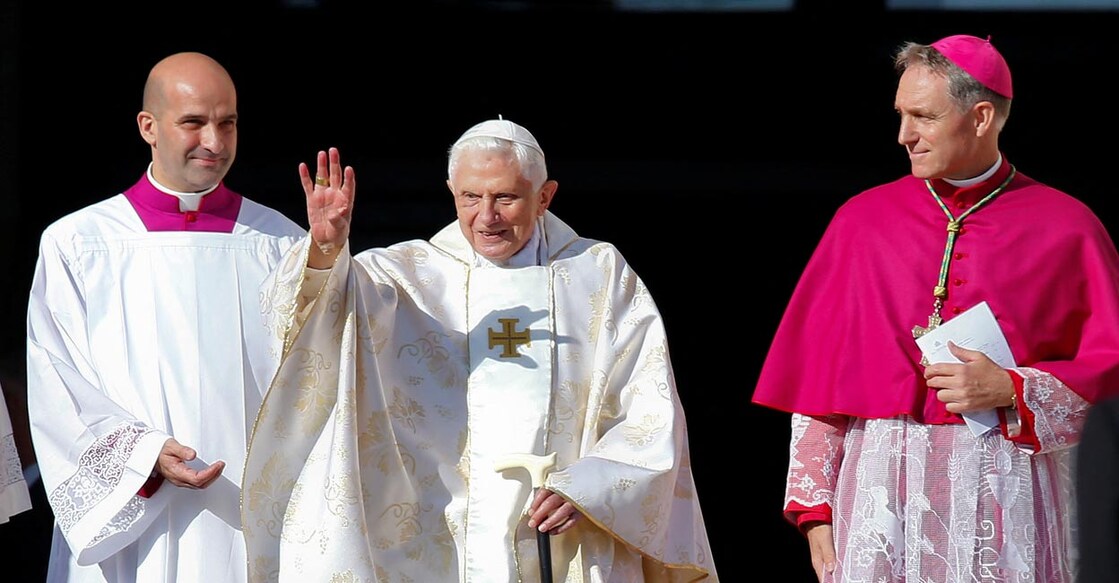 Emeritus Pope Benedict XVI waves as he arrives to attend a mass for the beatification of former pope Paul VI in St. Peter's square at the Vatican October 19, 2014. REUTERS/Tony Gentile/File Photo