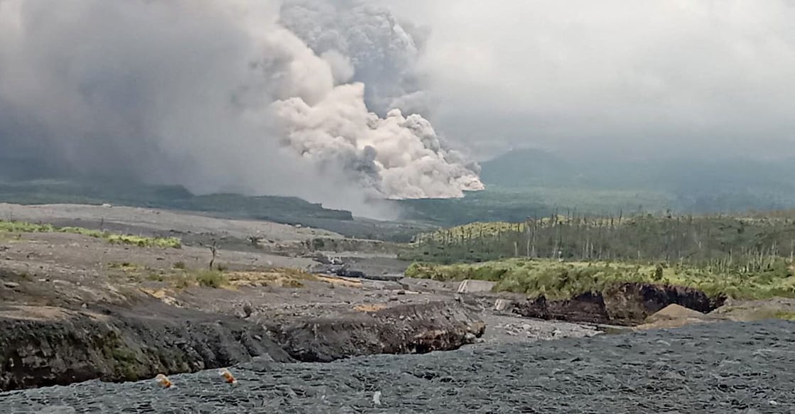 Volcanic ash is seen from Pronojiwo following the eruption of Mount Semeru volcano, in Lumajang, East Java province, Indonesia, December 4, 2022. Antara Foto/Eri/ via Reuters