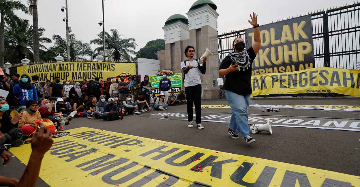 An activist shouts slogans during a protest, as Indonesia is set to pass a new criminal code that will ban sex outside marriage, cohabitation between unmarried couples, insulting the president, and expressing views counter to the national ideology, outside the Indonesian Parliament buildings in Jakarta, Indonesia, December 5, 2022. Photo: REUTERS/Willy Kurniawan