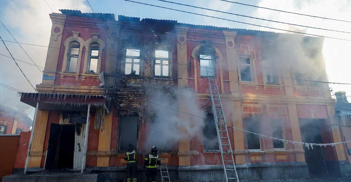 UKRAINE-CRISIS-DONETSK-SHELLING Firefighters work outside an office building destroyed in shelling in the course of Russia-Ukraine conflict in Donetsk, Russian-controlled Ukraine: REUTERS/Alexander Ermochenko