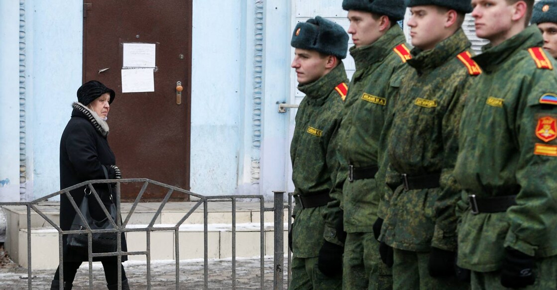 A woman walks past cadets of the self-proclaimed Donetsk People's Republic in in the rebel-controlled city of Donetsk, Ukraine, January 22, 2022. Photo: REUTERS/Alexander Ermochenko