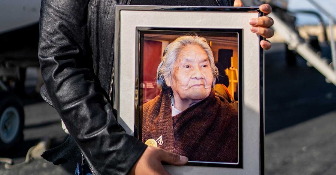A woman holds a picture of Cristina Calderon, 93, also known as Kuluana Cristina (grandmother Cristina), the last woman from a tribe Yagan and speaker of this language, who died due the coronavirus disease (COVID-19) in the southern Magallanes region, near Puerto Williams, Chile, February 17, 2022. Photo: Joel Estay/Reuters
