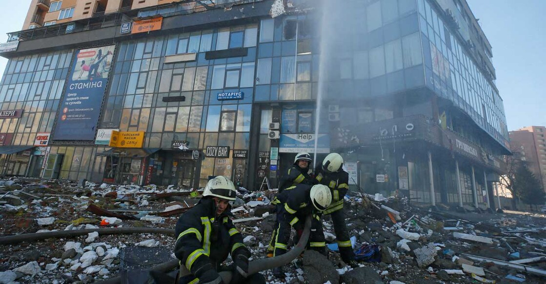 UKRAINE-CRISIS-KYIV Firefighters extinguish fire in an apartment building damaged by recent shelling in Kyiv, Ukraine February 26, 2022. Photo: REUTERS/Gleb Garanich