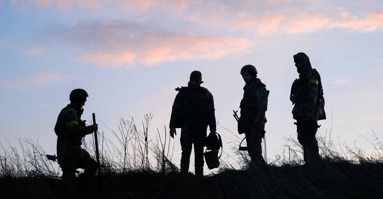 Russia-Ukraine Ukrainian servicemen take positions at the military airbase Vasylkiv in the Kyiv region, Ukraine February 26, 2022. REUTERS/Maksim Levin
