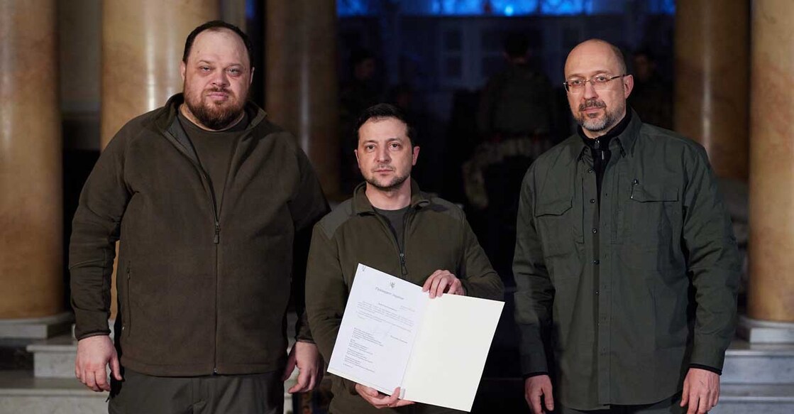 Ukrainian president signs formal request to join the European Union Ukrainian president signs formal request to join the European Union