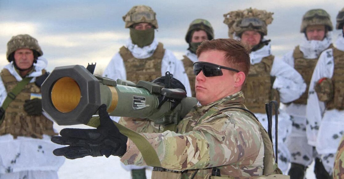 US army instructor from the Joint Multinational Training Group trains Ukrainian service members to operate with M141 Bunker Defeat Munition (SMAW-D) grenade launcher, supplied by the United States, at a shooting range in Lviv Region, Ukraine, in this handout picture released January 30, 2022. Photo: The Ukrainian Ground Forces/Handout via REUTERS