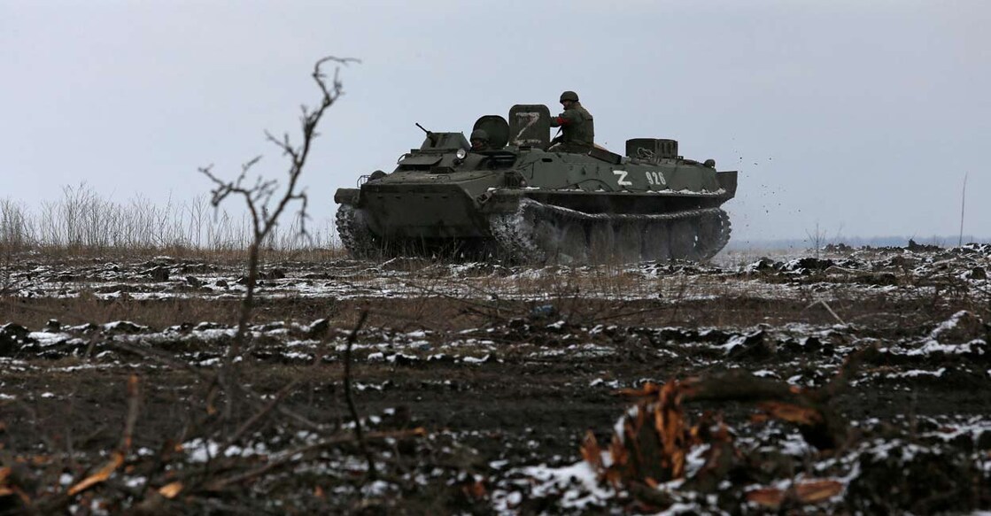 Service members of pro-Russian troops in uniforms without insignia drive an armoured vehicle with the letters "Z" painted on it in the separatist-controlled town of Volnovakha during Ukraine-Russia conflict in the Donetsk region, Ukraine March 11, 2022. Photo: REUTERS/Alexander Ermochenko