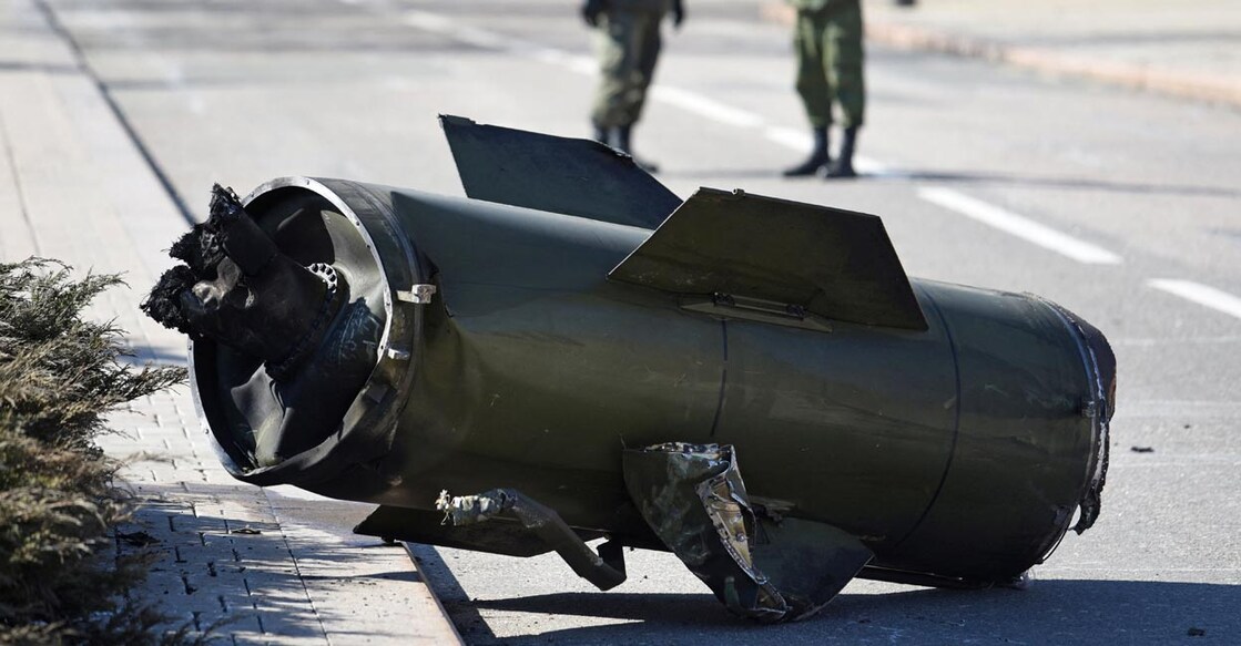 A fragment of a missile is seen in the street after shelling in the separatist-controlled city of Donetsk, Ukraine March 14, 2022. Photo: Reuters/Stringer