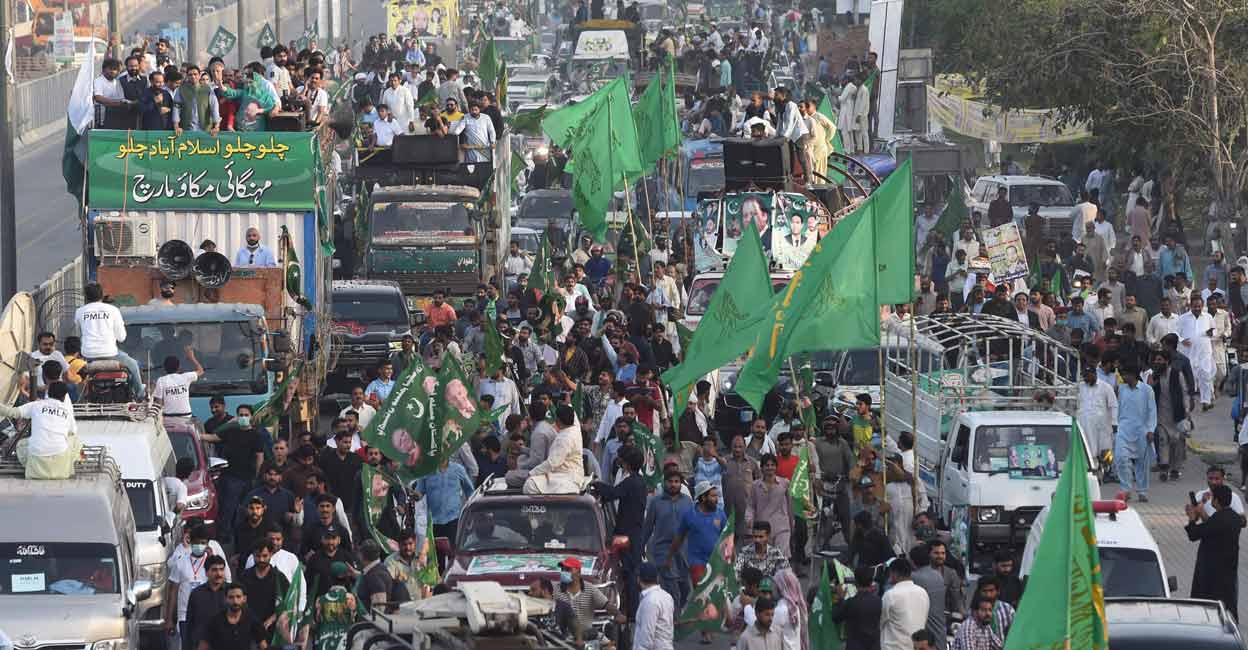 Activists from the Opposition party Pakistan Muslim leauge Nawaz (PML-N) take part of anti-government march toward Islamabad from Lahore on March 26, 2022. (Photo by Arif ALI / AFP)