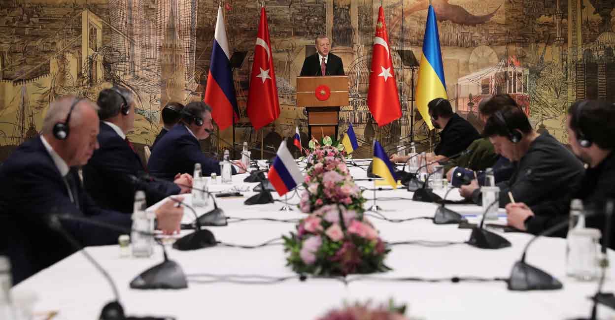 Turkish President Tayyip Erdogan addresses Russian and Ukrainian negotiators before their face-to-face talks in Istanbul, Turkey on Tuesday. Photo: Reuters 