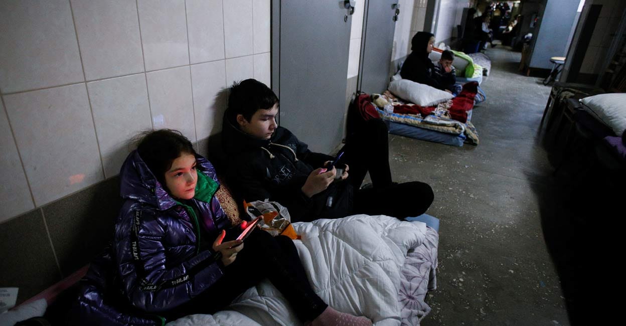 UKRAINE-CRISIS-KYIV-MATERNITY-HOSPITAL Children take shelter in the basement of a perinatal centre as air raid siren sounds are heard amid Russia's invasion of Ukraine, in Kyiv, Ukraine, March 2, 2022. Photo: REUTERS/Valentyn Ogirenko