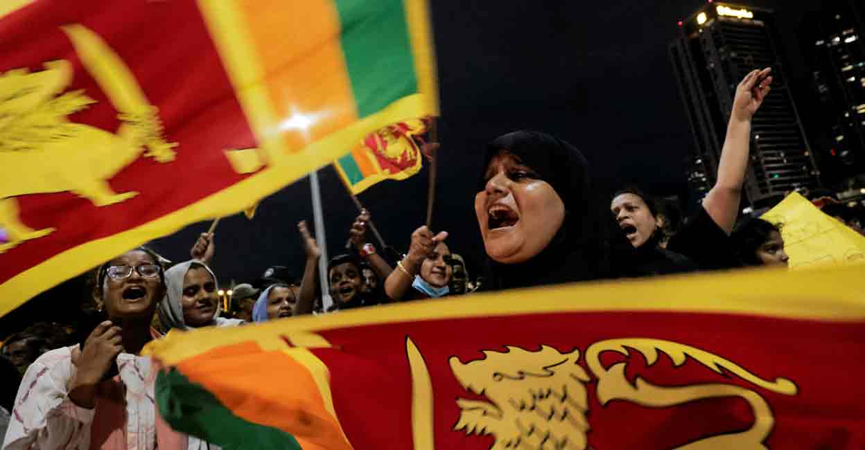 SRI-LANKA-CRISIS People shout slogans during a protests against Sri Lanka President Gotabaya Rajapaksa in front of the Presidential Secretariat building, amid the country's economic crisis, in Colombo, Sri Lanka, April 12, 2022. REUTERS/Dinuka Liyanawatte