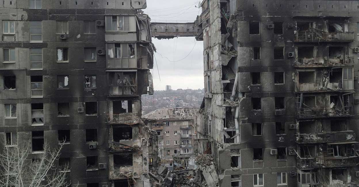 A view shows a residential building destroyed in the course of Ukraine-Russia conflict in the southern port city of Mariupol, Ukraine April 14, 2022. Photo: Pavel Klimov/Reuters