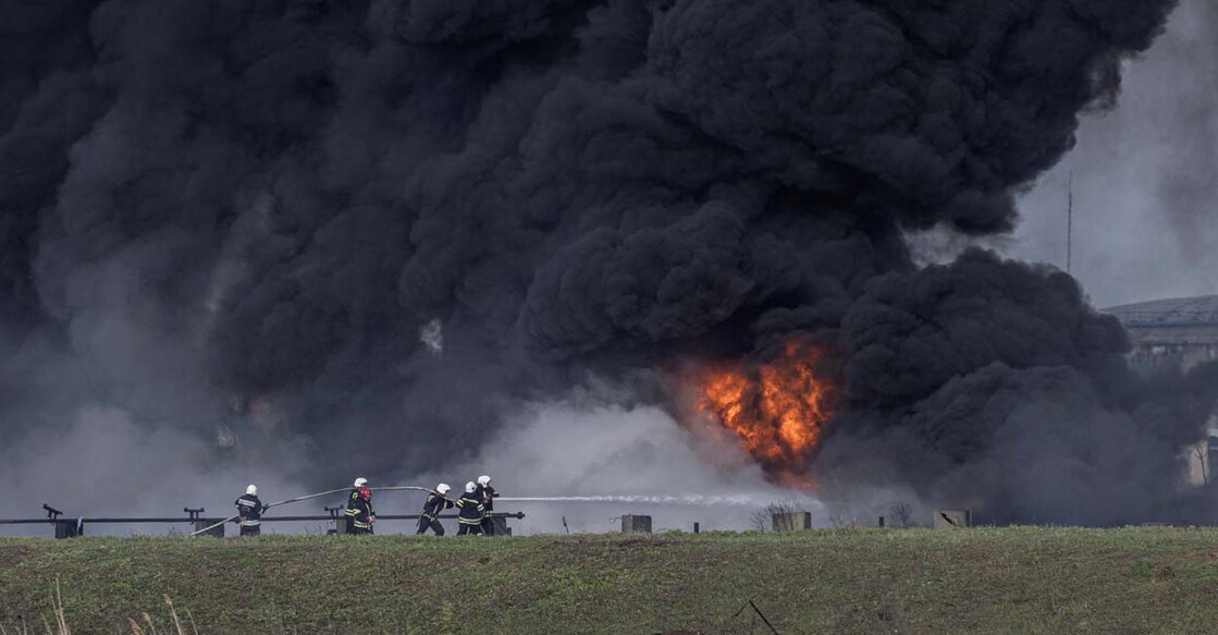 UKRAINE-CRISIS Firefighters work to put out a fire at Lysychansk Oil Refinery after if was hit by a missile at Lysychansk, Luhansk region, Ukraine, April 16, 2022. Reuters/Marko Djurica