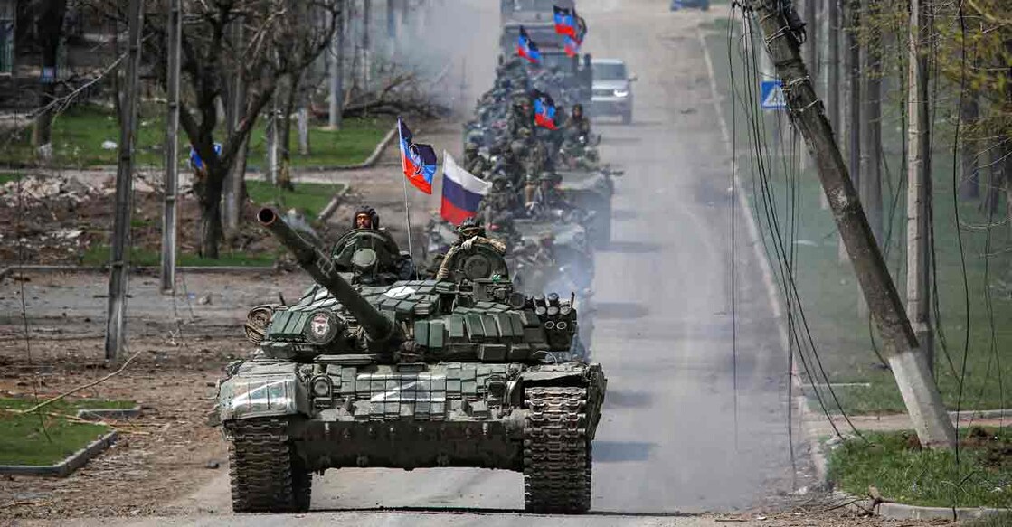 UKRAINE-CRISIS-MARIUPOL An armoured convoy of pro-Russian troops moves along a road during Ukraine-Russia conflict in the southern port city of Mariupol, Ukraine April 21, 2022. REUTERS/Chingis Kondarov