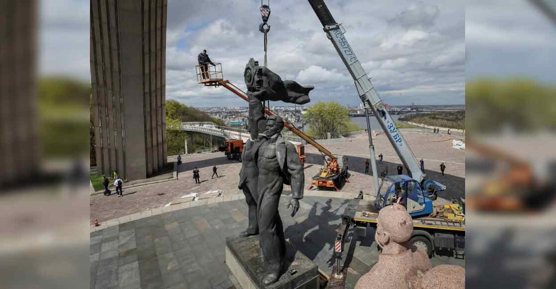 Soviet monument to a friendship between Ukrainian and Russian nations is seen during its demolition, amid Russia's invasion of Ukraine, in central Kyiv, Ukraine on April 26. Photo: Gleb Garanich/Reuters 
